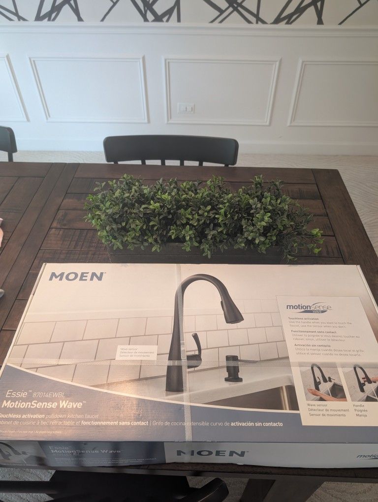 MOEN Essie Touchless Single-Handle Pull-Down Sprayer Kitchen Faucet - MotionSense Wave Power Clean