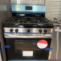 🔥 Brand New Frigidaire Gas Range 🔥