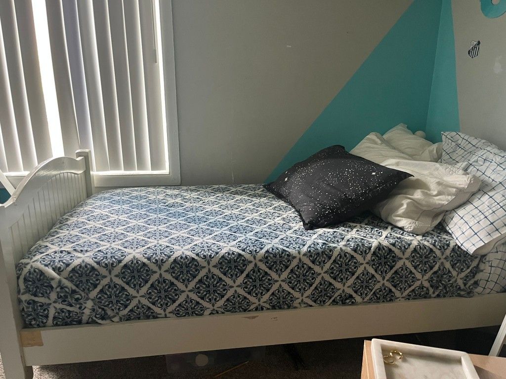 Bunk bed or 2 twin beds/Catalina Twin-Over-Twin Bunk Bed