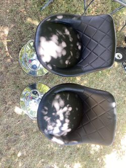 Black chairs good condition A little ribs, but it’s  good Still