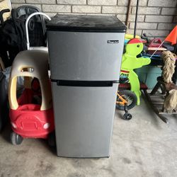 Magic Chef Mini Refrigerator 