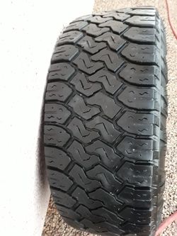 Vendo una llanta en muy buenas condiciones solo una llanta y el rin 35x12.50.18 ,toyo open country $ 135.000