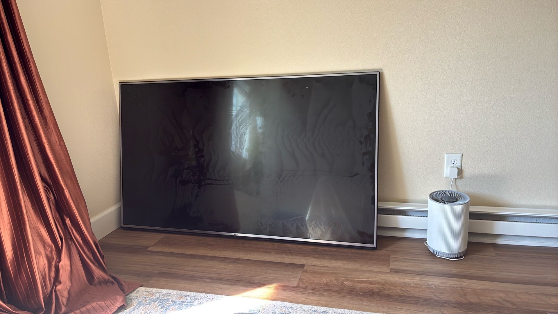 65” LG TV — DOES NOT WORK. For parts/repair only