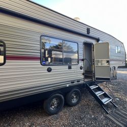 2018 CHEROKEE FORESTRIVER 30FT  