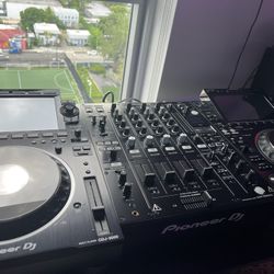 2X CDJ 3000 + DJM 900NSX2 & Cases