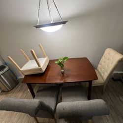 Dinning Table With 4 Chairs 