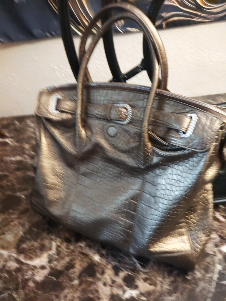 Large Name Brand Leather Bag In Never Used Maybe Once..Gold Color Awesome Nice Bagš¹ā¤ļø