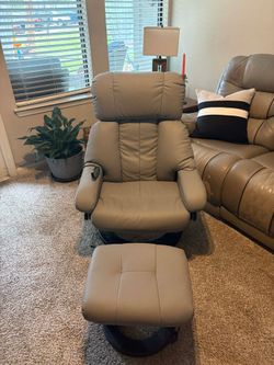 Recliner & Footrest . Remote Control &  Vibrates