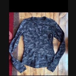 WOMENS SIZE 10 LULULEMON CAMO SHIRT TOP LONG SLEEVE 