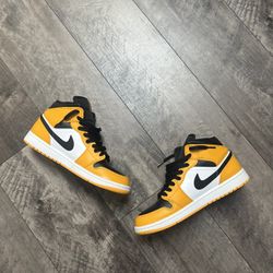 Jordan 1 “Reverse Yellow Toe”