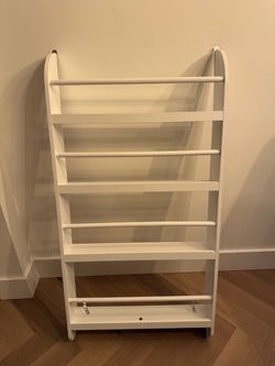 Kids bookshelf like new