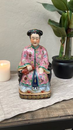 Vintage Hand-Painted Porcelain Figurine of a Seated Chinese Lady/Noblewoman