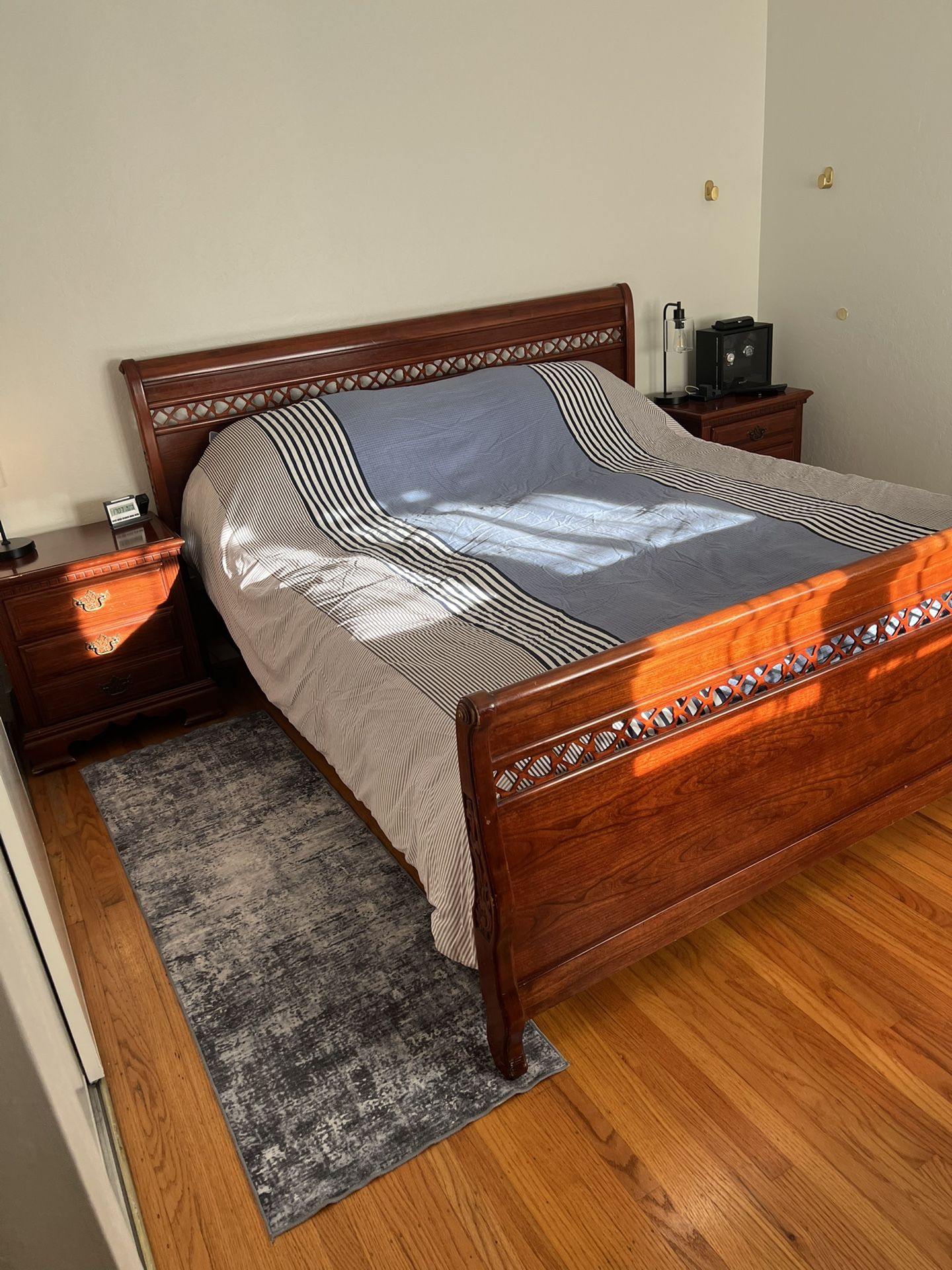 King Size Bed With 2 Night Stands