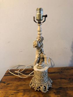 LÁMPARA ANTIGUA DE RESINA