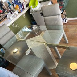 Dining Room Table & Chairs 