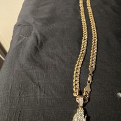 Selling This Chain With Pendant 