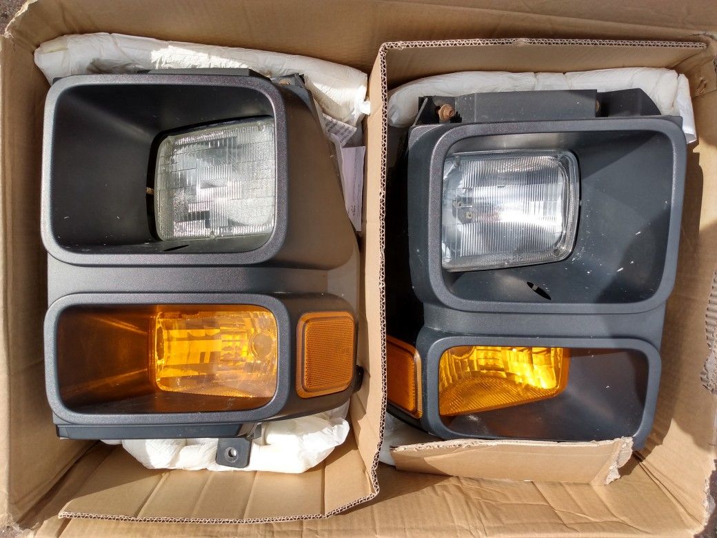 2008-2014 F250/E250 Pair Of Headlights And Fixtures