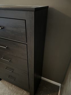 Annifern 5-Drawer Chest By Signature Design By Ashley Like New for Sale in  Sterling Heights, MI - OfferUp
