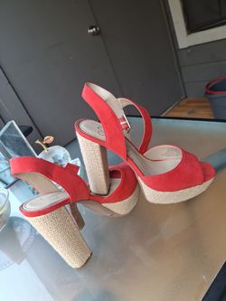 Estos tacones son el modelo Priella de Jessica Simpson, una sandalia de plataforma con un estilo llamativo y veraniego