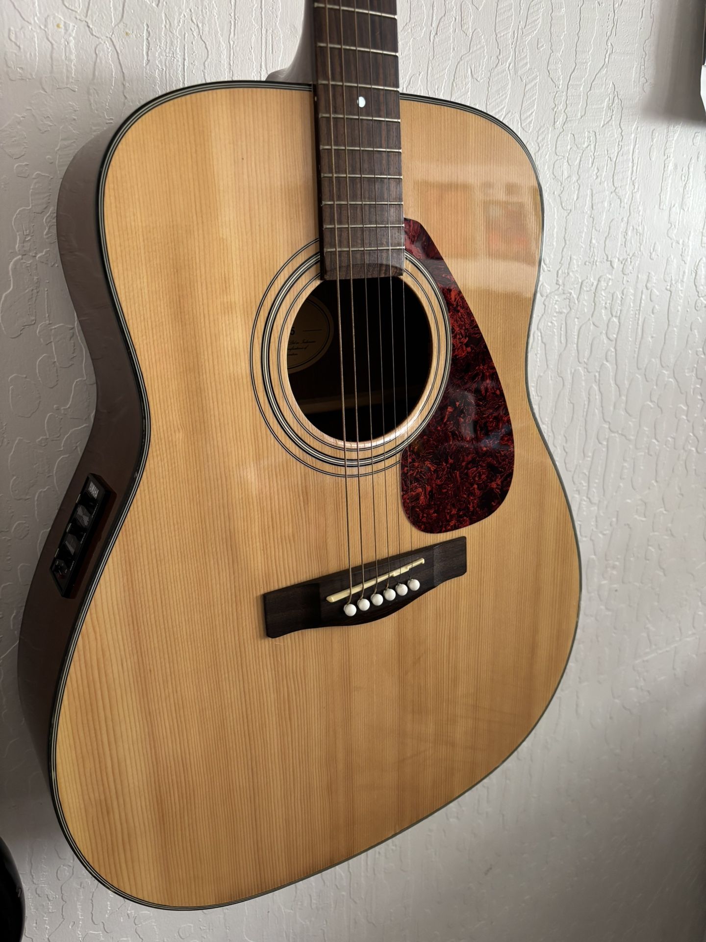 Yamaha Acoustic Guitar W/ Gig Bag