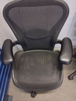 Herman Miller aeron tip B $ 400