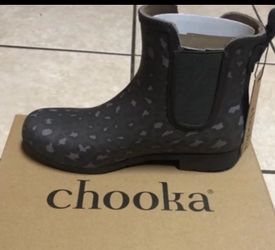 Womenโs Boots Size 8