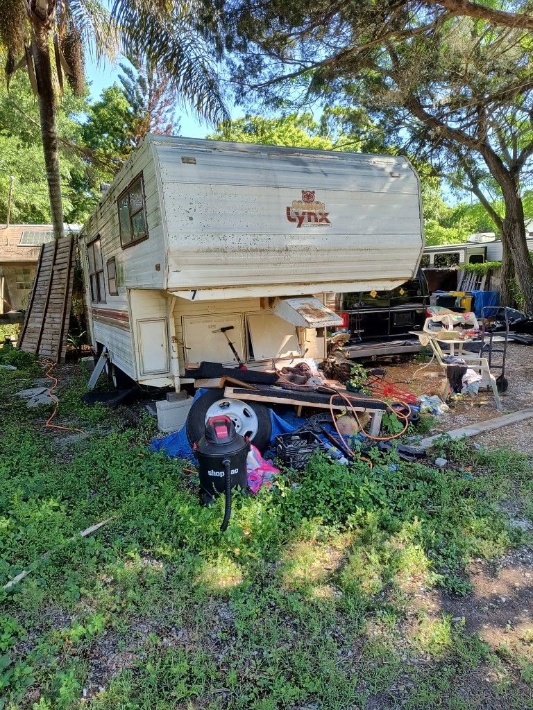 Fifth Wheel Camper 27-ft I Believe