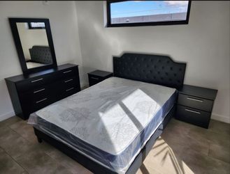 Cama queen + Colchón+mesas de noche+ cómoda con espejo