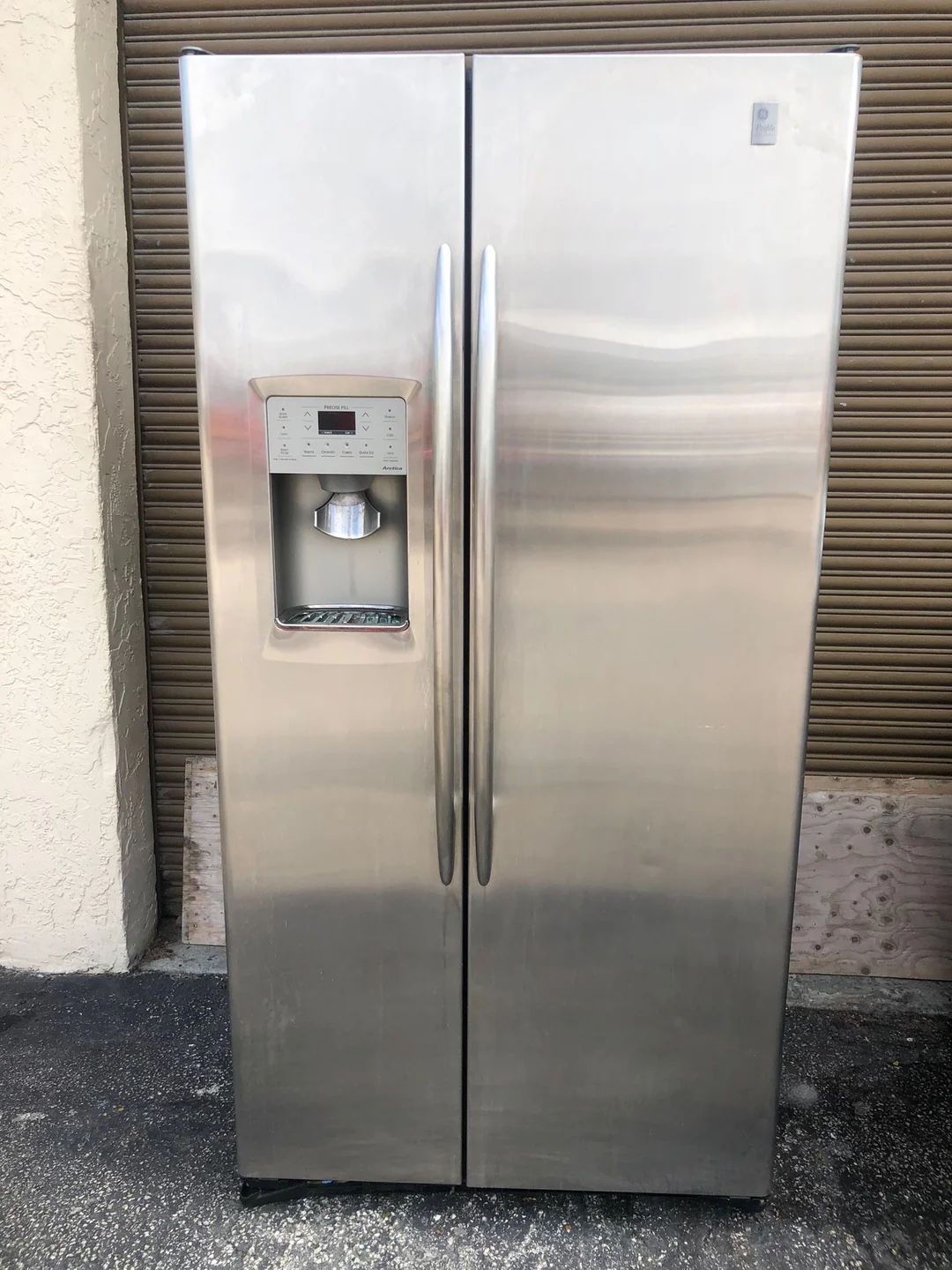 GE SIDE-BY-SIDE REFRIGERATOR WITH ICE MAKER, WATER AND ICE DISPENSER (STAINLESS STEEL)