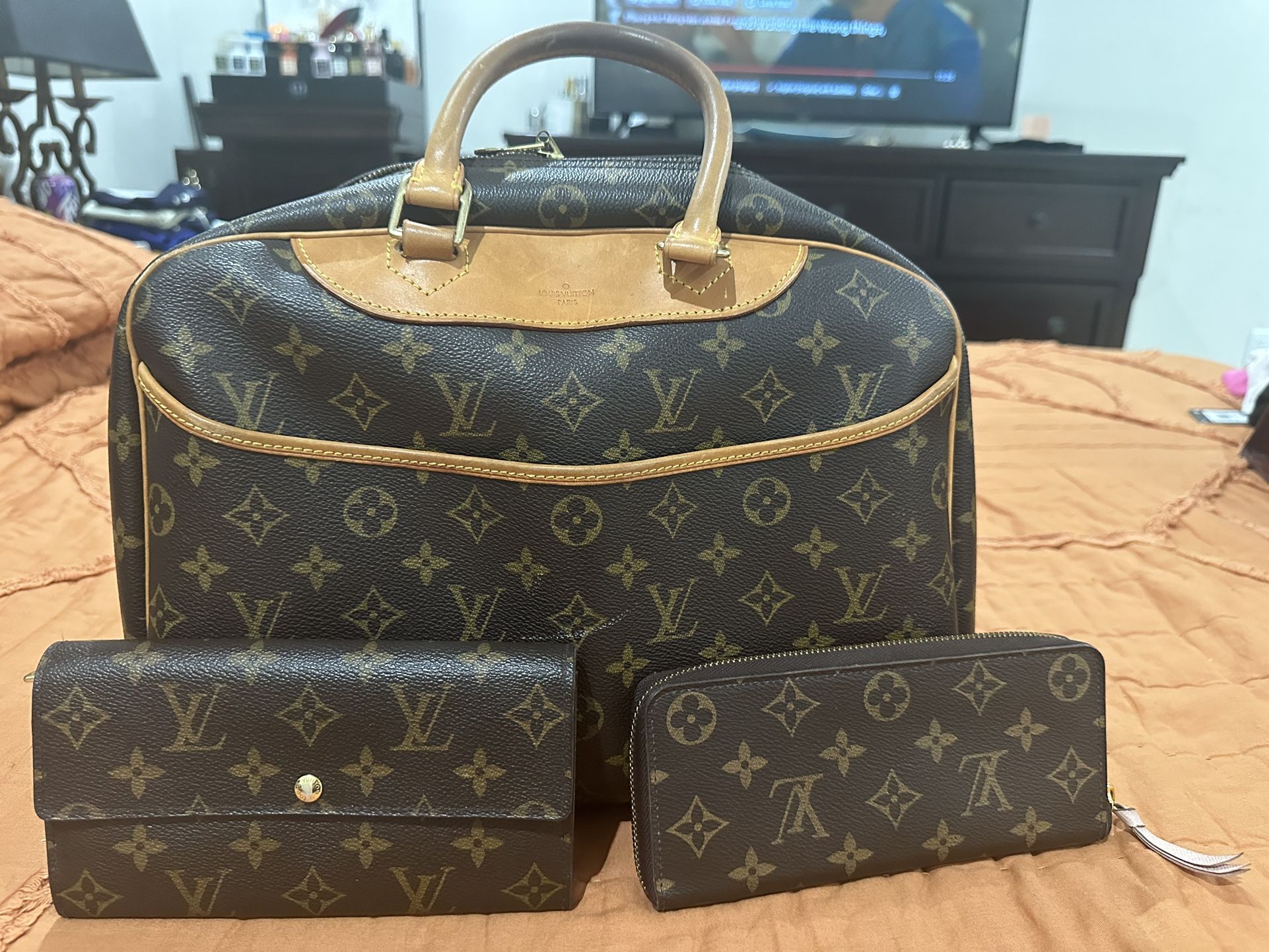 Iouis Vuitton Purse And Wallet 