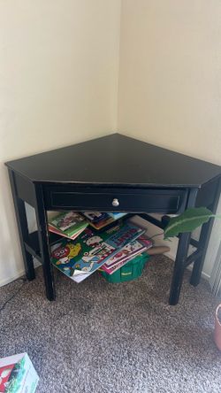 Corner desk