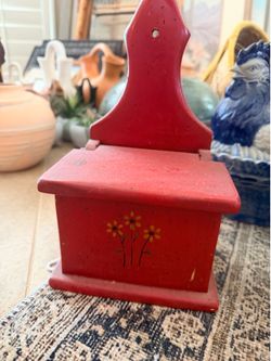 Primitive salt box and chicken
