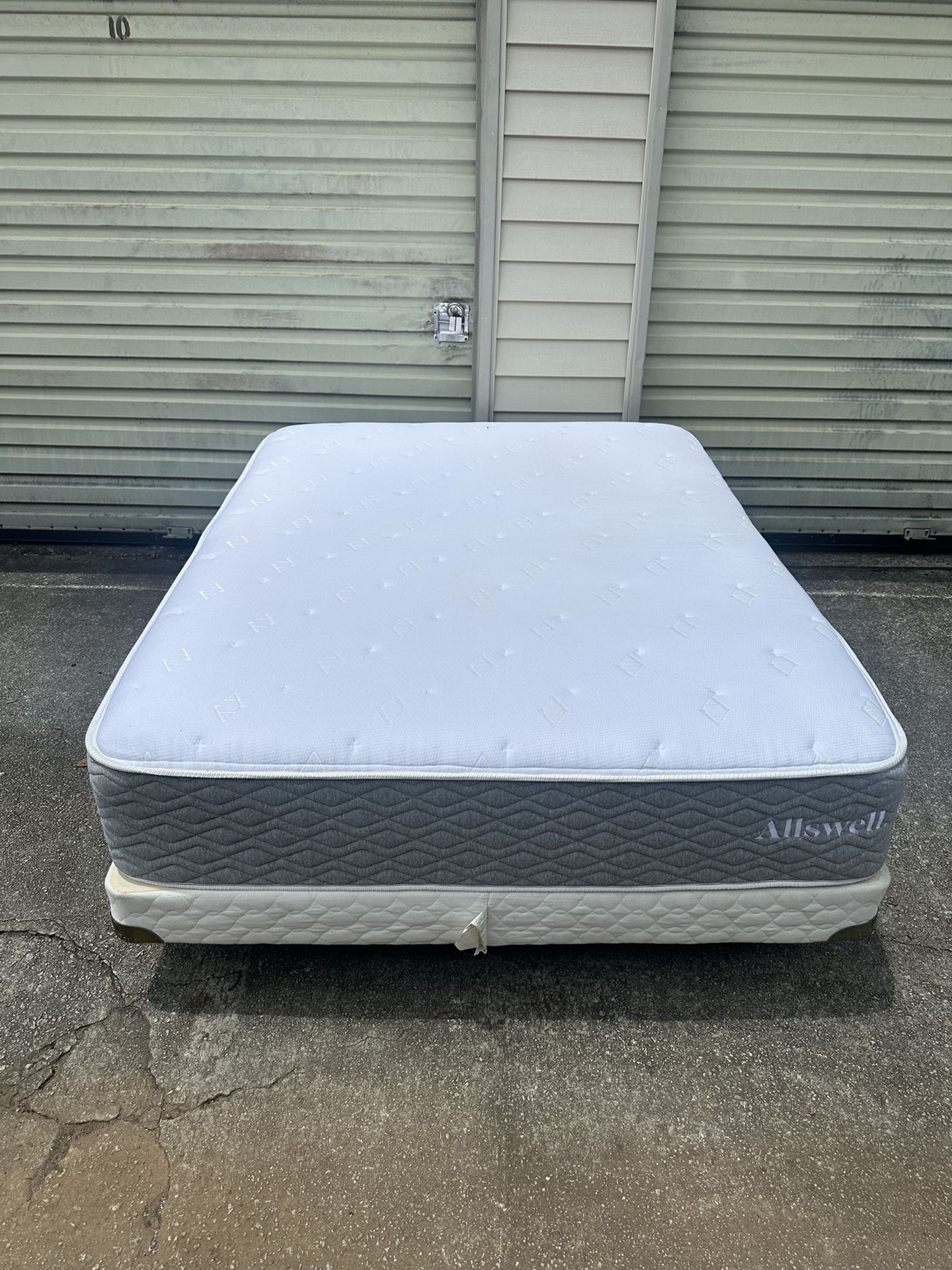 Queen Hybrid Mattress,Boxspring & Medal Frame (Delivery Available!)