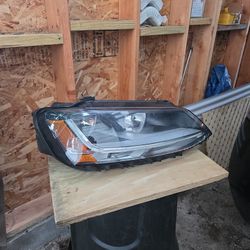 Left Side Headlight For A 2017 Volkswagen  Jetta