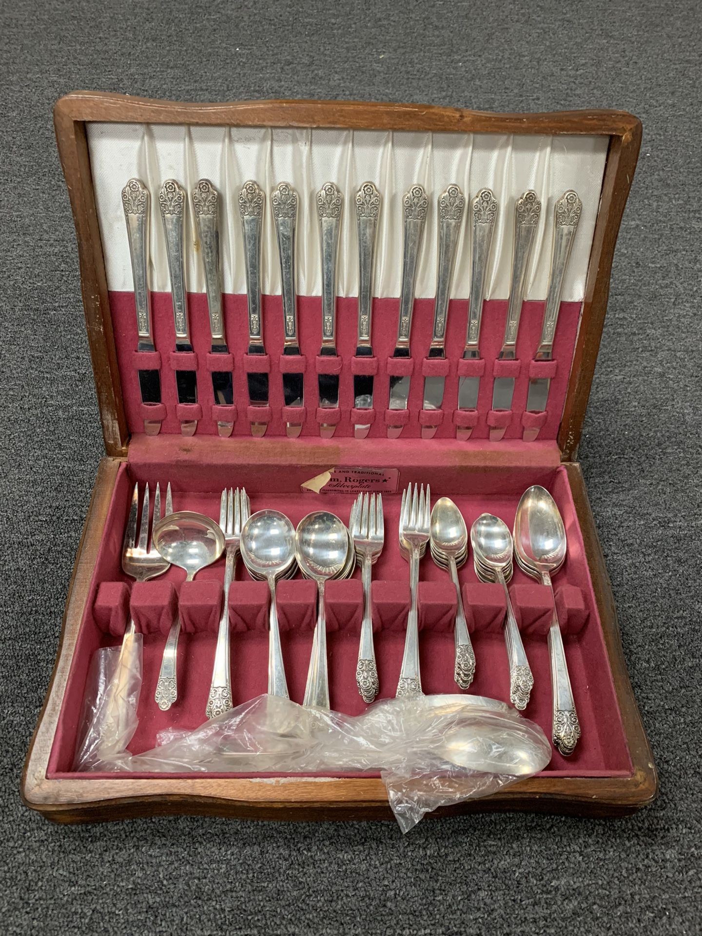 Vintage Rogers DeLuxe Plate Original Rogers Precious Flatware w/ Wood Case 64 pc