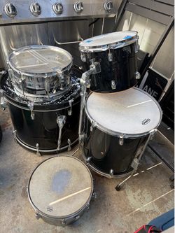 Drum set.