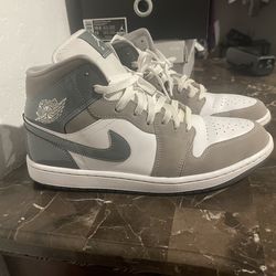Jordan 1 Mid SE
