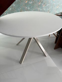 Round White Dining Table