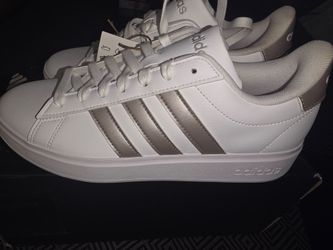 Womans tennis shoes, brand new in box, size 8