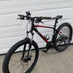Giant Mountain Bike Size Large Wheels 27.5 Speeds 21 Disc Brakes 