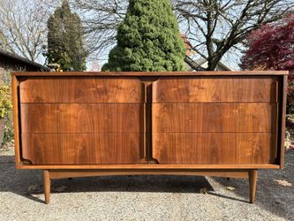 Broyhill Mid Century Vintage Walnut Dresser 