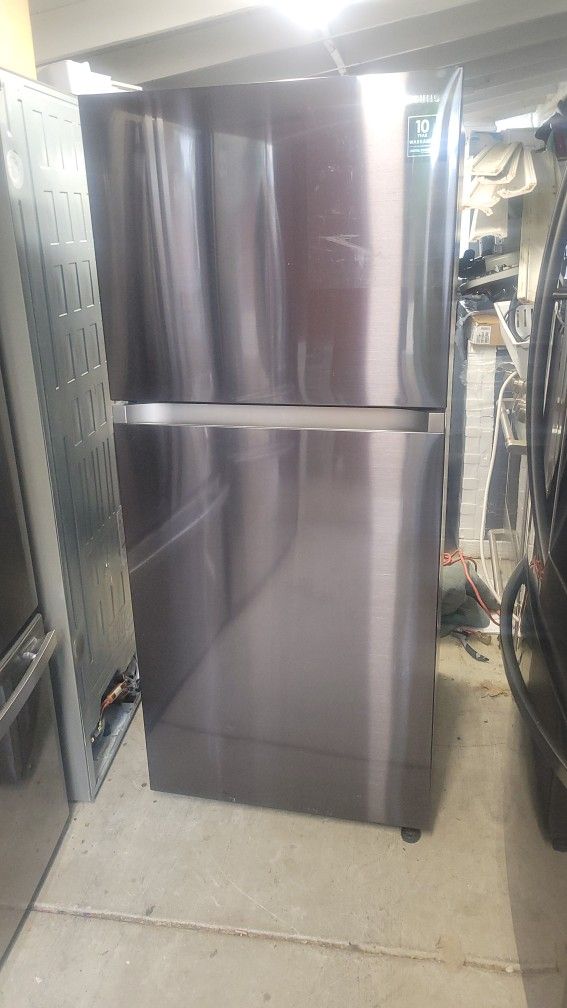 SAMSUNG REFRIGERATOR WITH ICE MAKER WORKS GREAT CAN DELIVER ANYWHERE