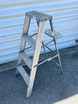 4’ Aluminum Folding Step Ladder! Good condition!