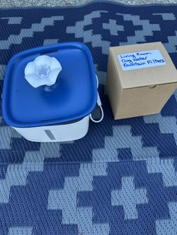 Quiet Pet Drinking Fountain Like New. Lights Up With A Blue Light Changes To Red When Water Level Is Low Filters Included