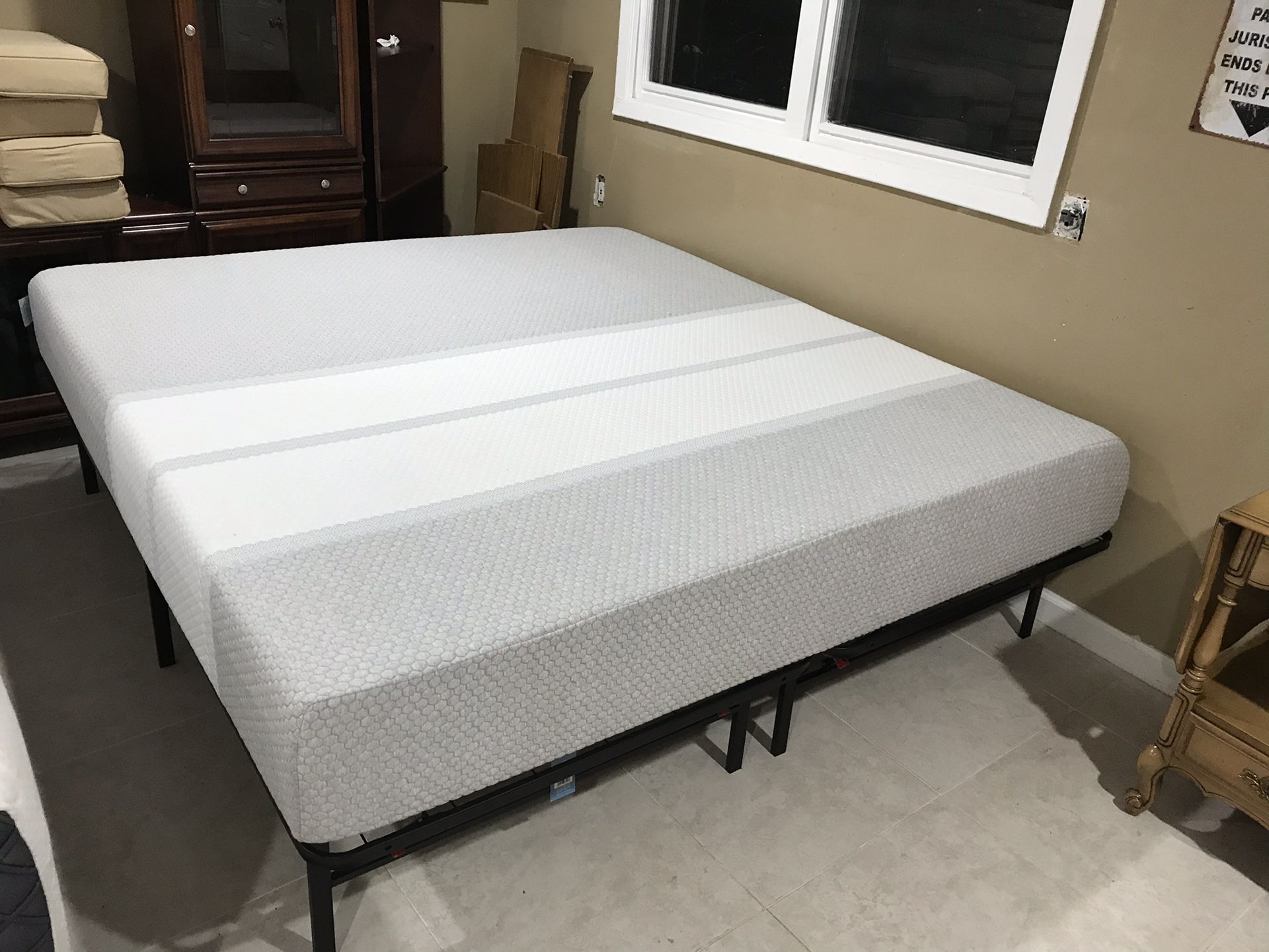 Nice king size bed comes with mattress and metal frame in good conditions