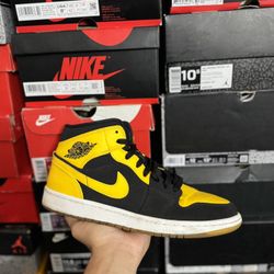 Jordan 1 Mid New Love size 9 USED But Clean