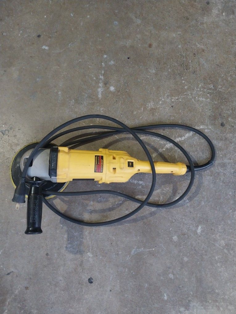 Dewalt Polisher 120 V AC 12 Amps 60 Hz 5/8 - 11 3500 / min  RPM  ( Condition Good  )