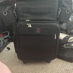Relavel ROLLING MAKEUP CASE With Wheels 