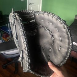 First baseman’s glove 