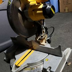 DEWALT 15 amps 12 in. Corded Compound Miter Saw

